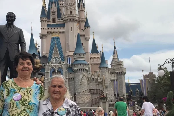 Aos 70 e 90 anos, nora e sogra visitam a Disney pela primeira vez