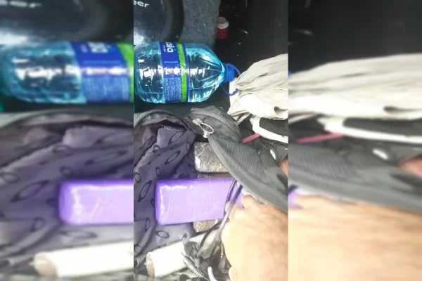 três tabletes de maconha dentro de mochila aberta em mala de carro