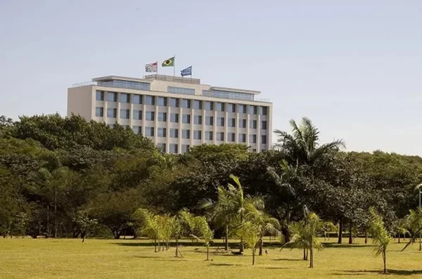 Imagem colorida de fachada da USP