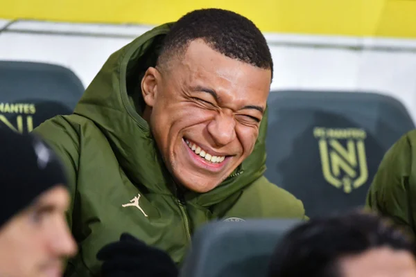 Imagem colorida de Kylian Mbappé sorrindo - Metrópoles