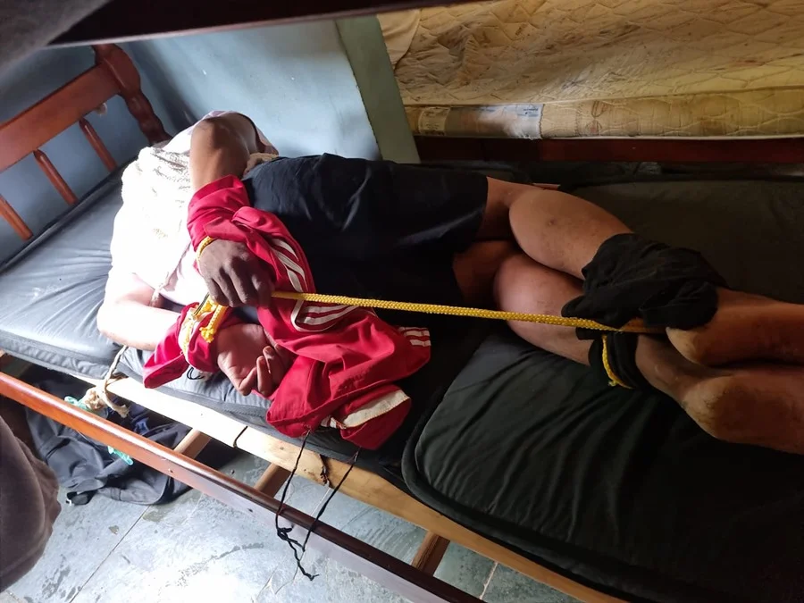 Paciente amarrado em clínica clandestina Paciente amarrado em clínica clandestina