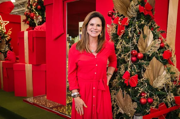 Claudia Salomão recebe crianças em ação social de Natal em shopping