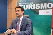 Celso Sabino que a prioridade do governo é fomentar o turismo nacional, com a valorização dos artistas brasileiros