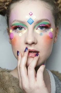 Carnaval ‘Haute Couture’. Se inspire em maquiagens de passarela adaptáveis para a folia