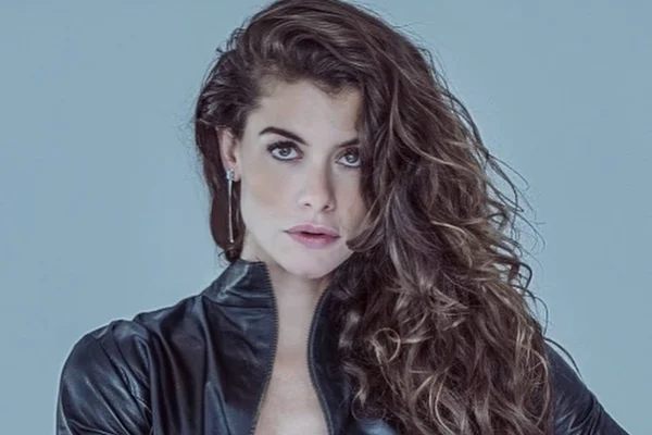 Alinne Moraes faz selfie enigmático escondendo seio com a mão