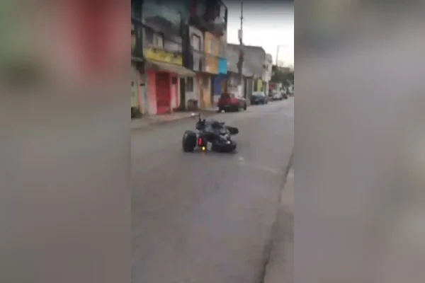 Foto colorida mostra moto de guarda municipal vítima de roubo em Diadema, Região Metropolitana de São Paulo.