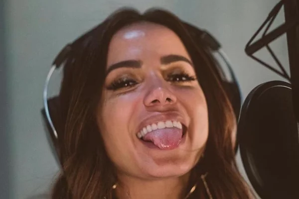 Após ensaio sensual em revista, Anitta revela truque usado no bumbum