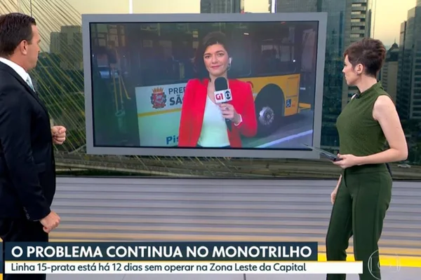 Rodrigo Bocardi olha para tela onde é exibida Laura Cassano