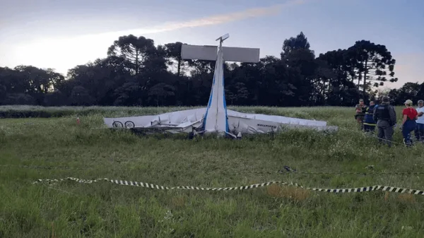Avião cai de bico no chão e ocupante morre na hora no Paraná
