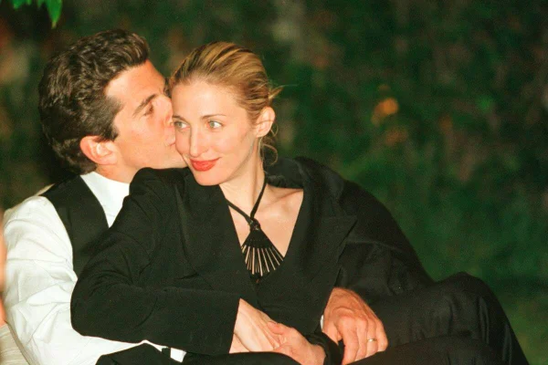 foto com cor. visual de Carolyn Bessette - metrópoles