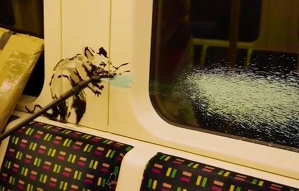 Vídeo mostra rosto de Banksy pela 1ª vez durante intervenção em Londres