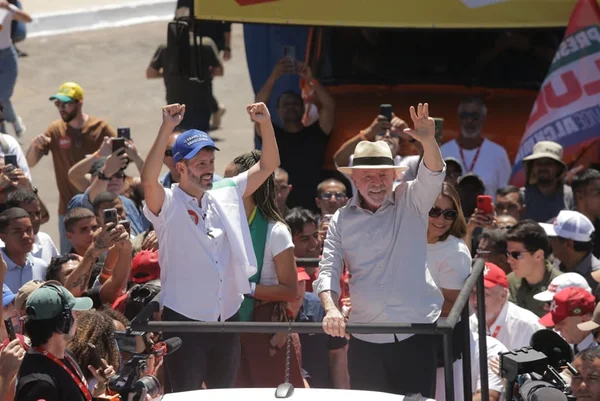 Em ato no DF, Lula diz ser “rei da selfie” e que terá “muito debate na TV” - destaque galeria