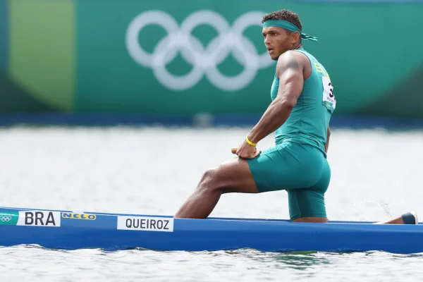 Isaquias Queiroz conquista o ouro na canoagem C1 1000m em Tóquio