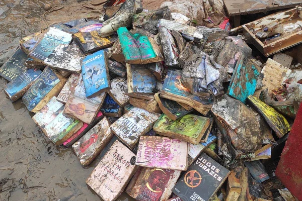 Jovem tem livros destruídos por enchentes no RS - Metrópoles