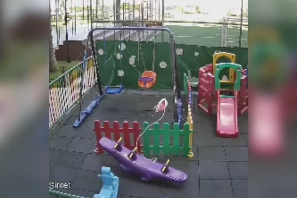 Vídeo: ferro de passar cai sobre brinquedo infantil em condomínio no DF