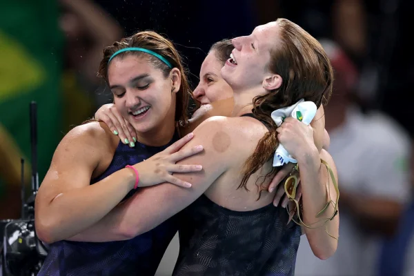 Imagem colorida de quarteto brasileiro do revezamento 4x200m na natação olímpica- Metrópoles