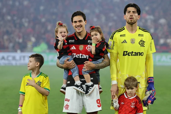 Flamengo convida garoto que perdeu pai para entrar em campo com Pedro