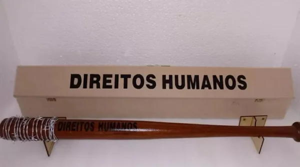 Taco com arame farpado e a inscrição direitos humanos era vendido em loja