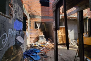 Entulhos se acumulam em pontos onde houve descaracterização de casas