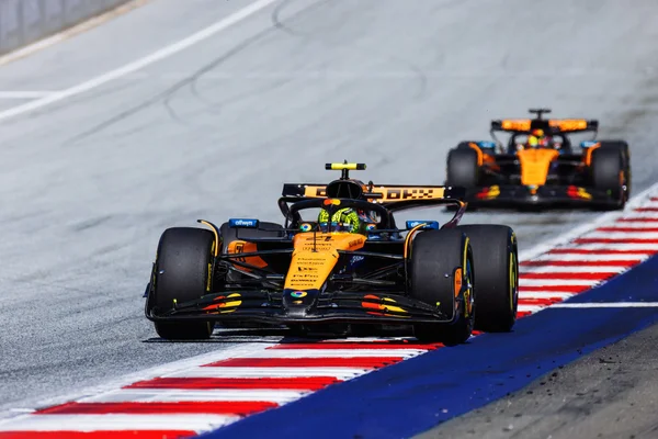 Foto colorida dos carros da McLaren, durante disputa do GP da Áustria de F1 - Metrópoles