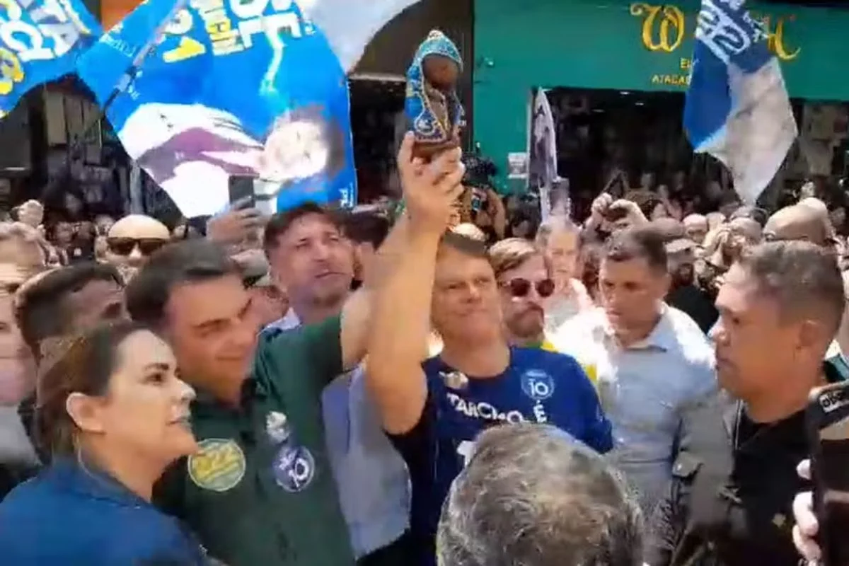 Flávio Bolsonaro levanta imagem de Nossa Senhora Flávio Bolsonaro levanta imagem de Nossa Senhora