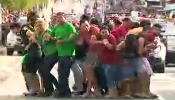 Reféns usados como “escudo humano” se abaixam e PM mata 4 bandidos
