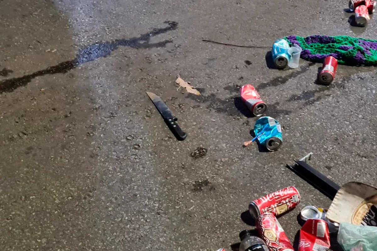 Entre os pertences do homem estavam 2 fardos de coca-cola recém-furtados de uma barraca e uma faca grande Entre os pertences do homem estavam 2 fardos de coca-cola recém-furtados de uma barraca e uma faca grande