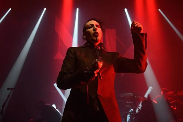 Marilyn Manson sofre grave acidente no palco e é internado