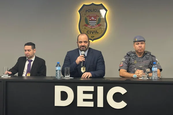 Delegado Ronaldo Sayeg, diretor do Deic, durante coletiva sobre onda de ataques a ônibus em SP - Metrópoles