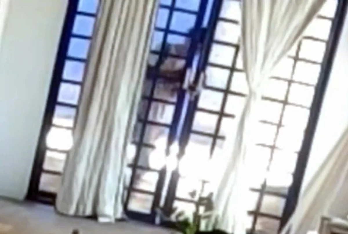 Momento em que suspeito tenta entrar na casa, na Ponte Alta Momento em que suspeito tenta entrar na casa, na Ponte Alta