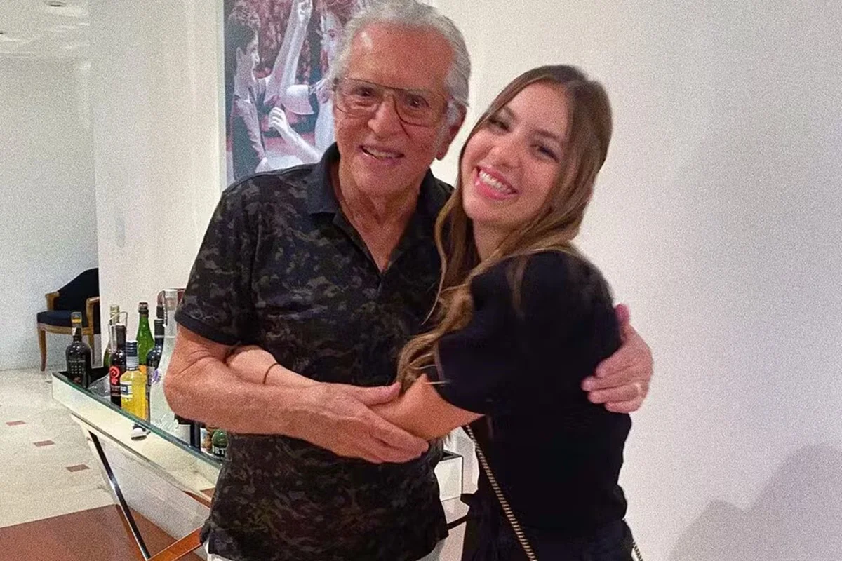 Bruna posa abraçada ao avô. Carlos Alberto de Nóbrega Bruna posa abraçada ao avô. Carlos Alberto de Nóbrega