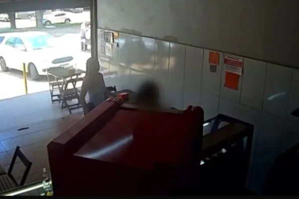 Mulher descontrolada invade lanchonete no DF e esfaqueia ex-namorado