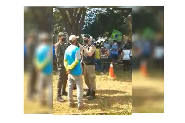 Vídeo: PMs ameaçam homem que reclamou de aglomeração em visita de Bolsonaro