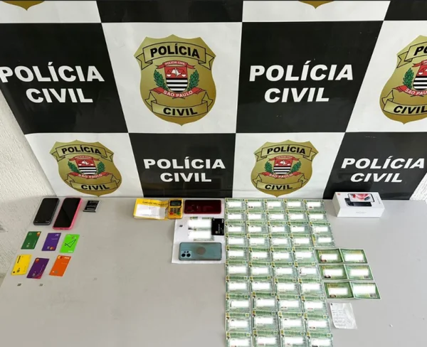Imagem mostra documentos apreendidos com quadrilha que praticava roubos em São Paulo - Metrópoles