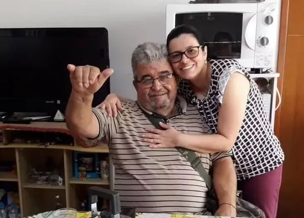 Foto colorida de José Marison de Barros Costa com a filha Daniela Costa - Metrópoles