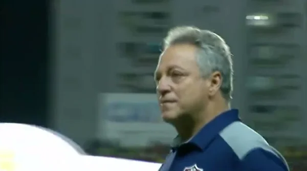 Durante evento, Danilo Gentilli rouba beijo de Gloria Maria