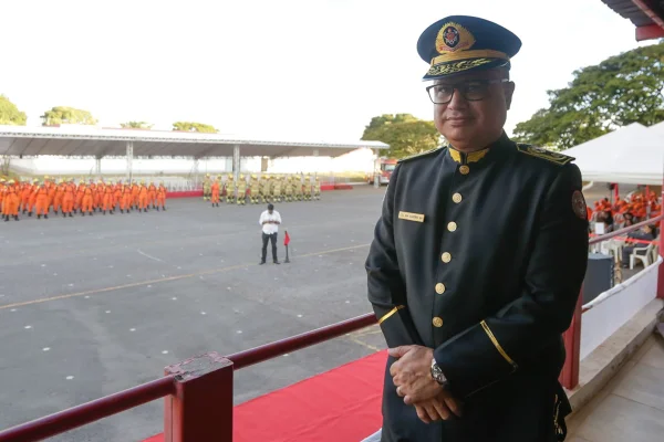 Imagem colorida do novo comandante-geral do CBMDF, Sandro Gomes. Ele está de roupa e boina pretas com botões e detalhes em dourado