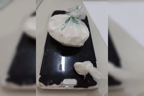Sacolas com cocaína em cima de celular trincado no DF