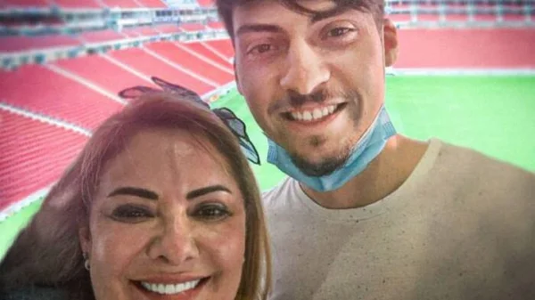 Ana Cristina Valle, ex-mulher de Jair Bolsonaro, com o filho, Jair Renan Bolsonaro