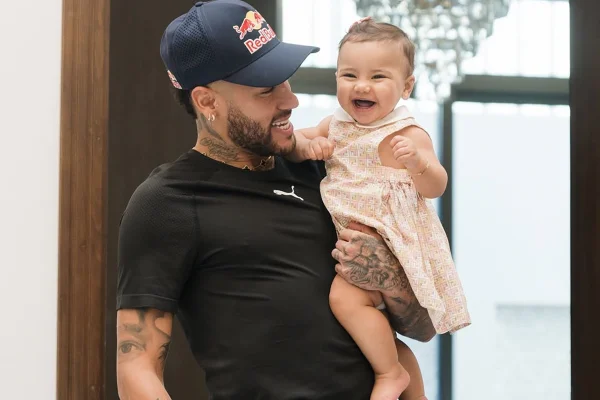 "Grude", baba Neymar ao posar com Mavie - Metrópoles