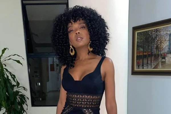 Foto colorida de Thelma Assis usando roupa preta e fazendo carão - Metrópoles