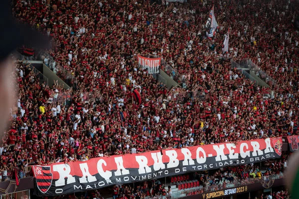 Flamengo chega na madrugada a Brasília para clássico contra o Santos