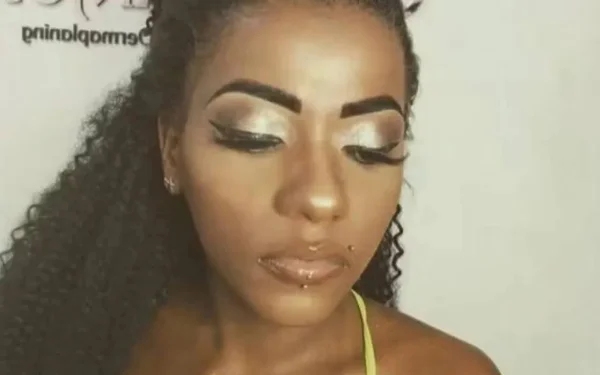 mulher nega maquiada