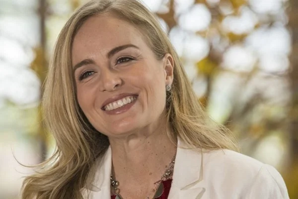 Angélica sorrindo