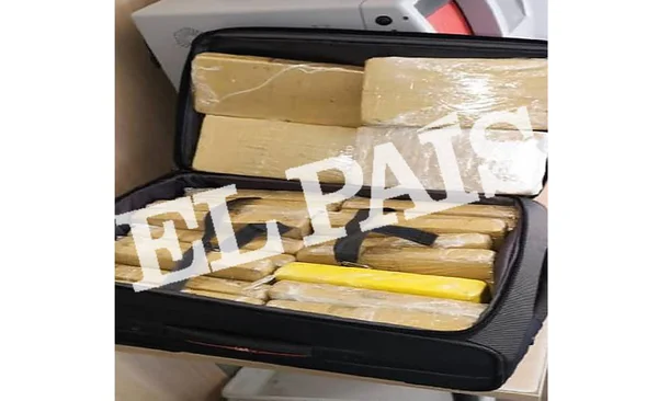 Foto mostra mala com os 39 kg de cocaína apreendidos em avião da FAB