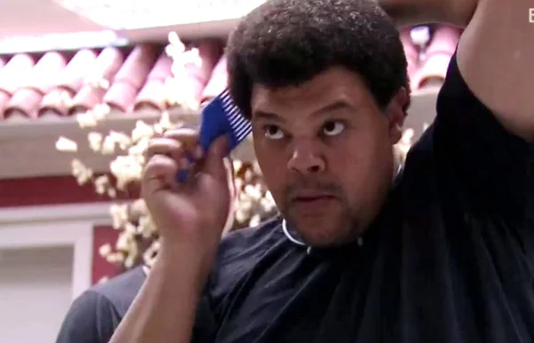 Babu, participante do BBB 20, utiliza um pente-garfo para pentear o black power