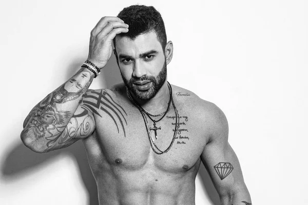 Tanquinho e cueca à mostra: ensaio de 170 fotos mostra novo Gusttavo Lima