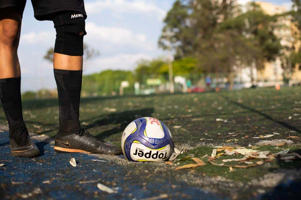 Gramados comunitários de futebol do DF viram “campo minado”