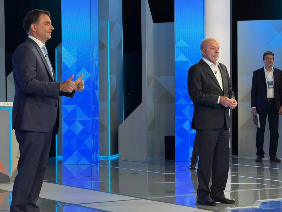 Candidatos à Presidência, Lula (PT) e Flávio Bolsonaro (PL) se enfrentam em último debate antes do segundo turno Candidatos à Presidência, Lula (PT) e Flávio Bolsonaro (PL) se enfrentam em último debate antes do segundo turno