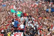 Lula empunha bandeira do Brasil durante hino nacional no sábado, pré-segundo turno. Lula empunha bandeira do Brasil durante hino nacional no sábado, pré-segundo turno.